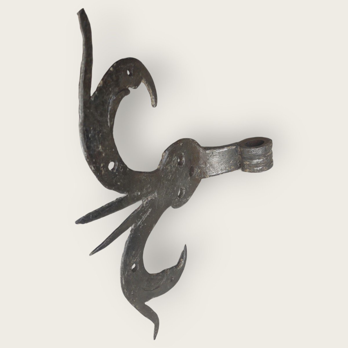 Coppia di cerniere di porta in ferro forgiato ed inciso XVII secolo -photo-3