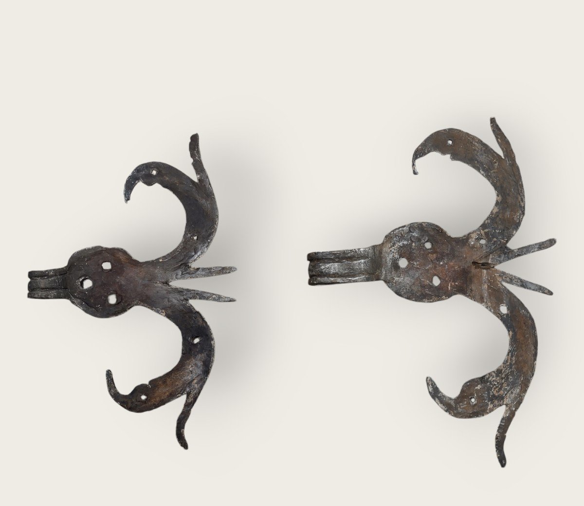 Coppia di cerniere di porta in ferro forgiato ed inciso XVII secolo -photo-5
