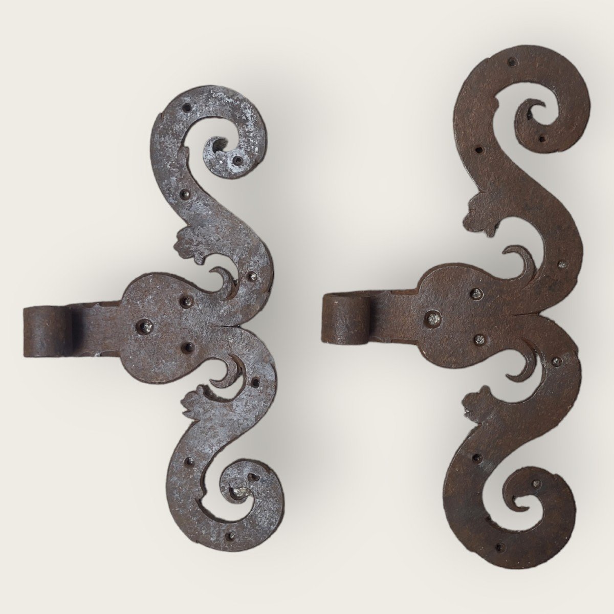 Coppia di cerniere a baffo in ferro forgiato inizio XVIII secolo-photo-3