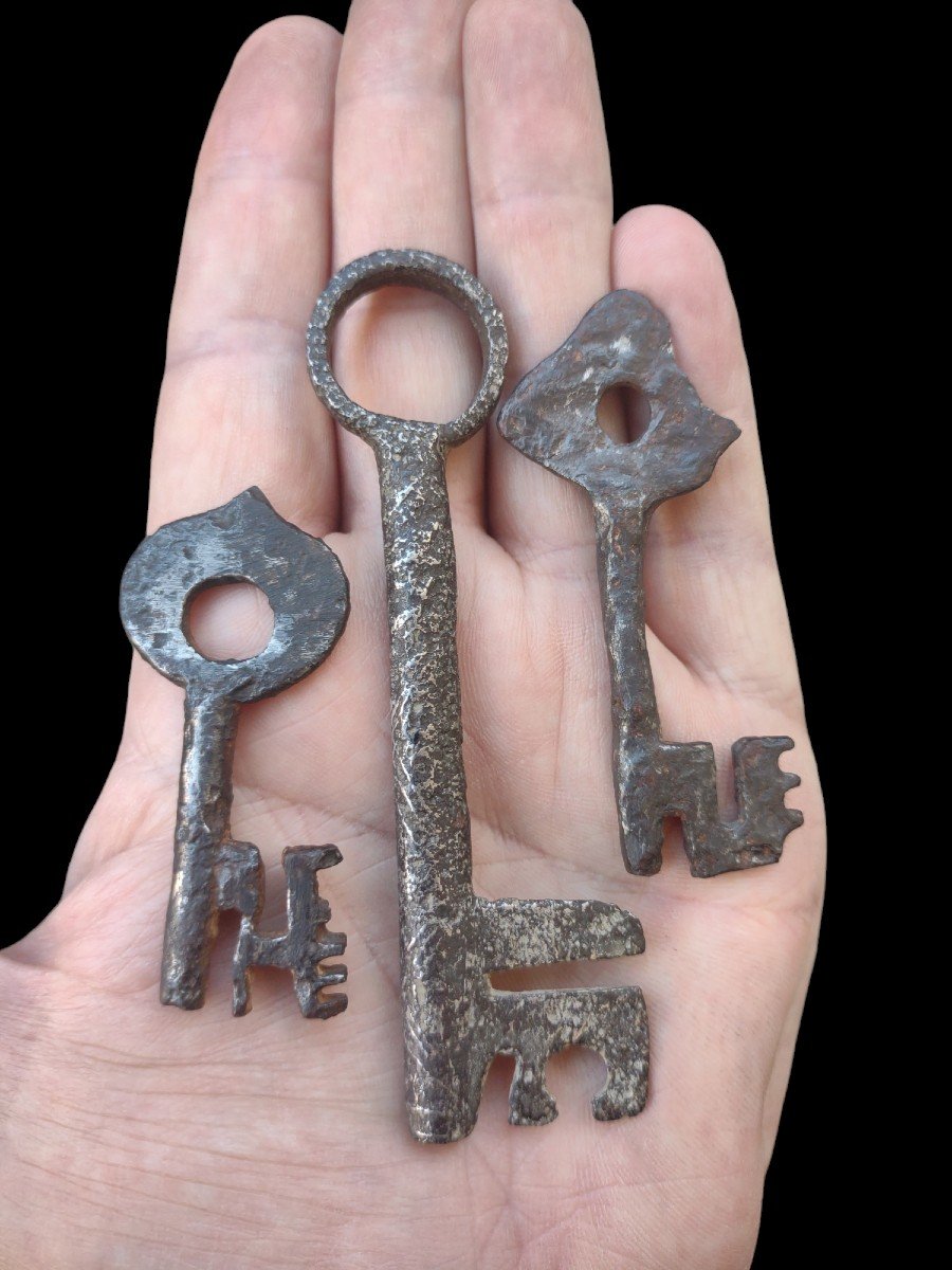 Insieme di 3 chiavi in ferro d'epoca medioevale-photo-2