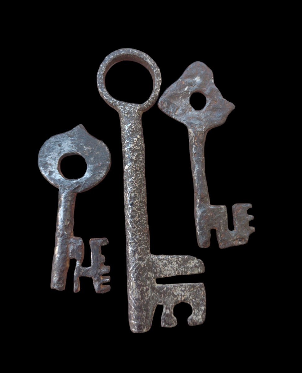 Insieme di 3 chiavi in ferro d'epoca medioevale