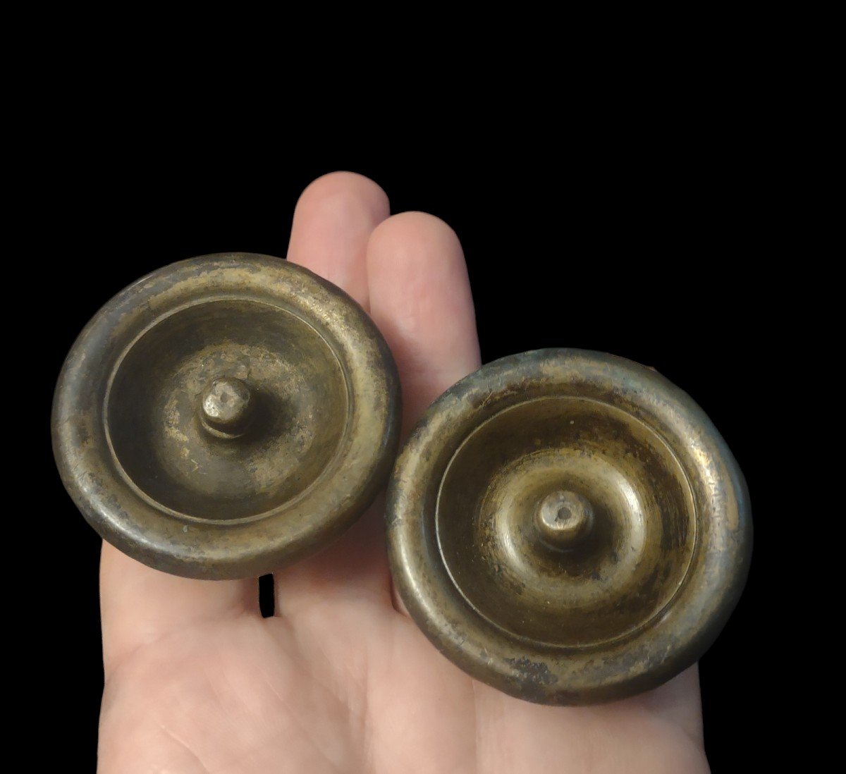 Coppia di pomoli in bronzo per mobili o piccole ante