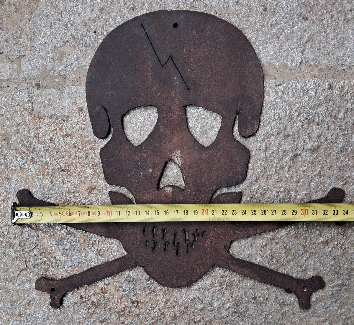 Insegna a forma di teschio in ferro traforato-photo-1