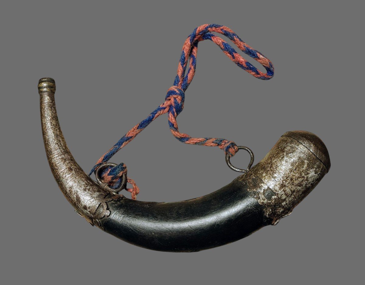 Corno porta polvere con decorazioni in ferro incise-photo-2