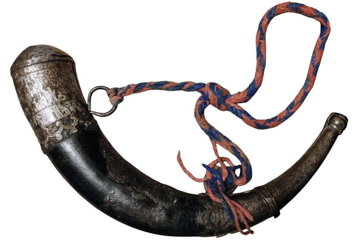 Corno porta polvere con decorazioni in ferro incise