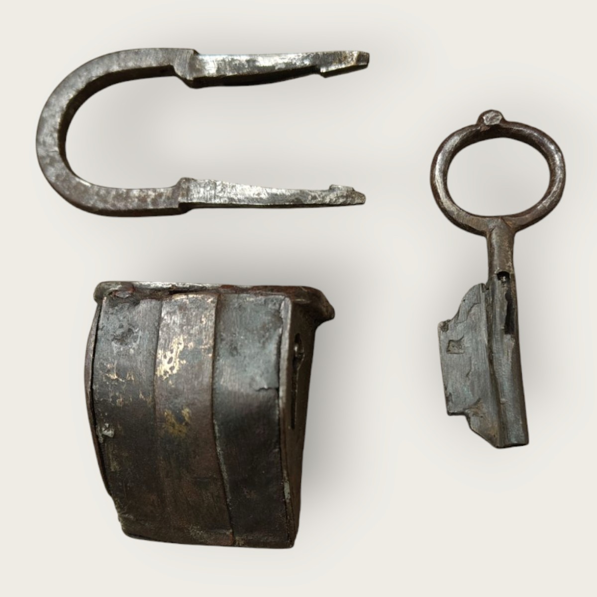 Lucchetto  a borsetta tedesco in ferro forgiato XVI-XVII secolo-photo-1