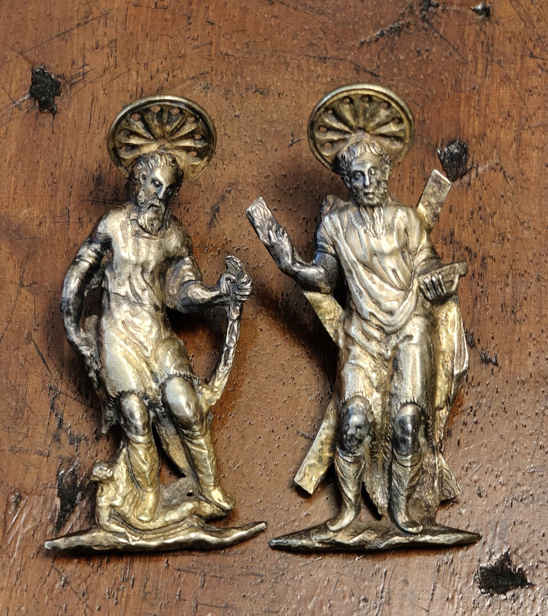 Coppia di rilievi in bronzo dorato rappresentanti apostoli Rinascimento lombardo