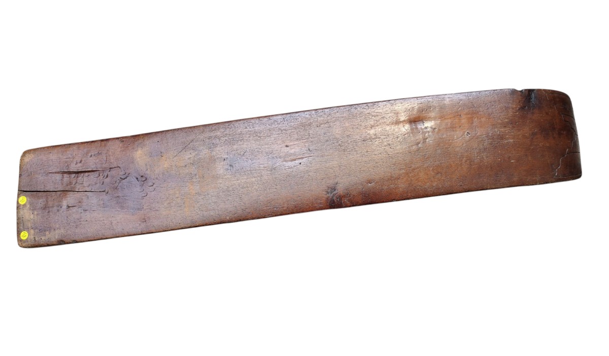 Importante tavola per la calandratura in legno perforato con motivi floreali datata 1729-photo-1
