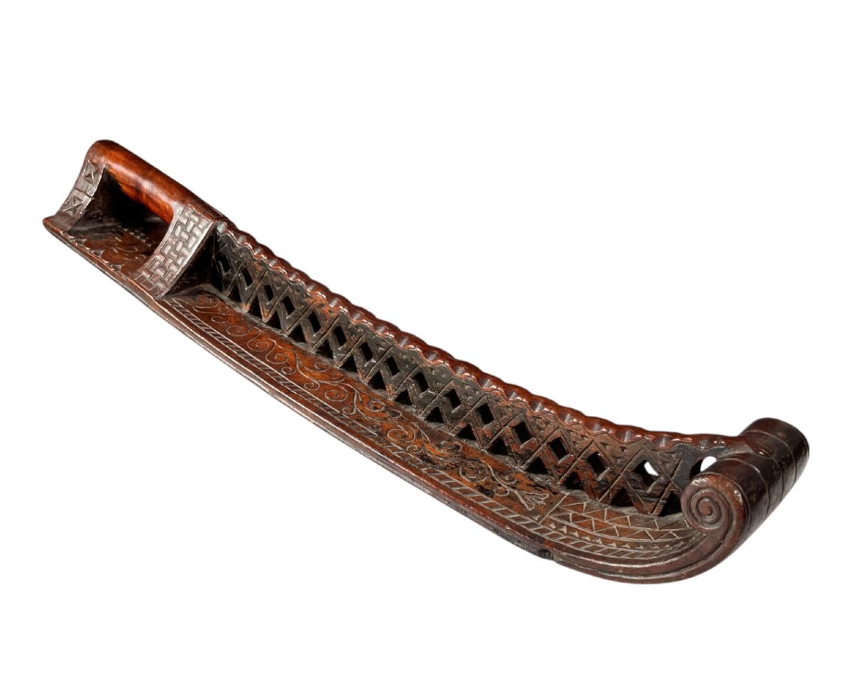 Importante tavola per la calandratura in legno perforato con motivi floreali datata 1729