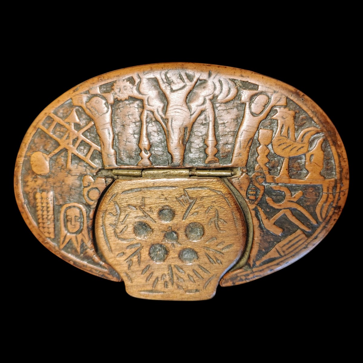 Tabacchiera in bosso riccamente scolpita datata 1778