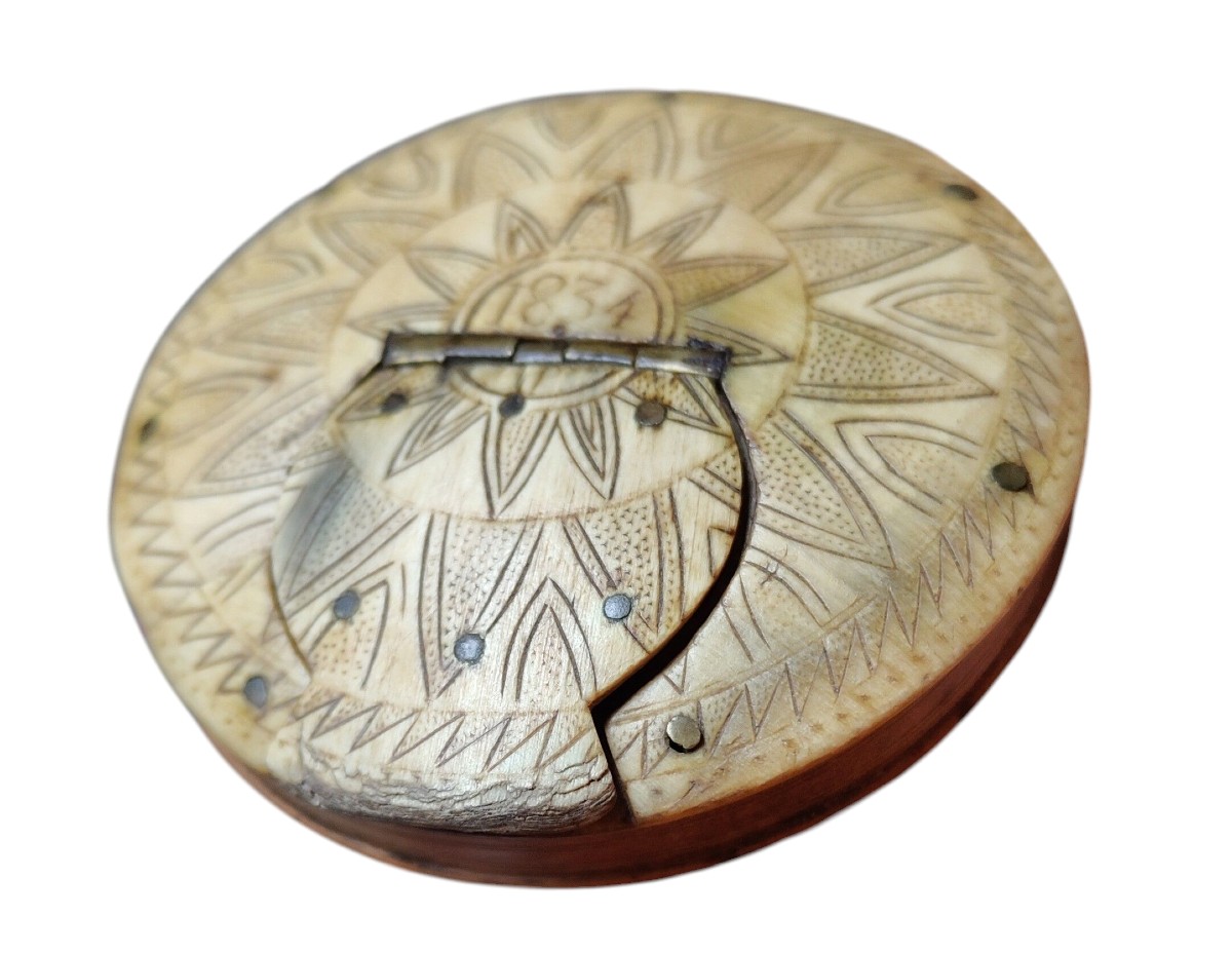 Tabacchiera in legno tornito e corno datata 1834-photo-1