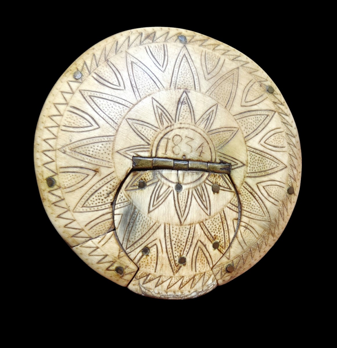 Tabacchiera in legno tornito e corno datata 1834
