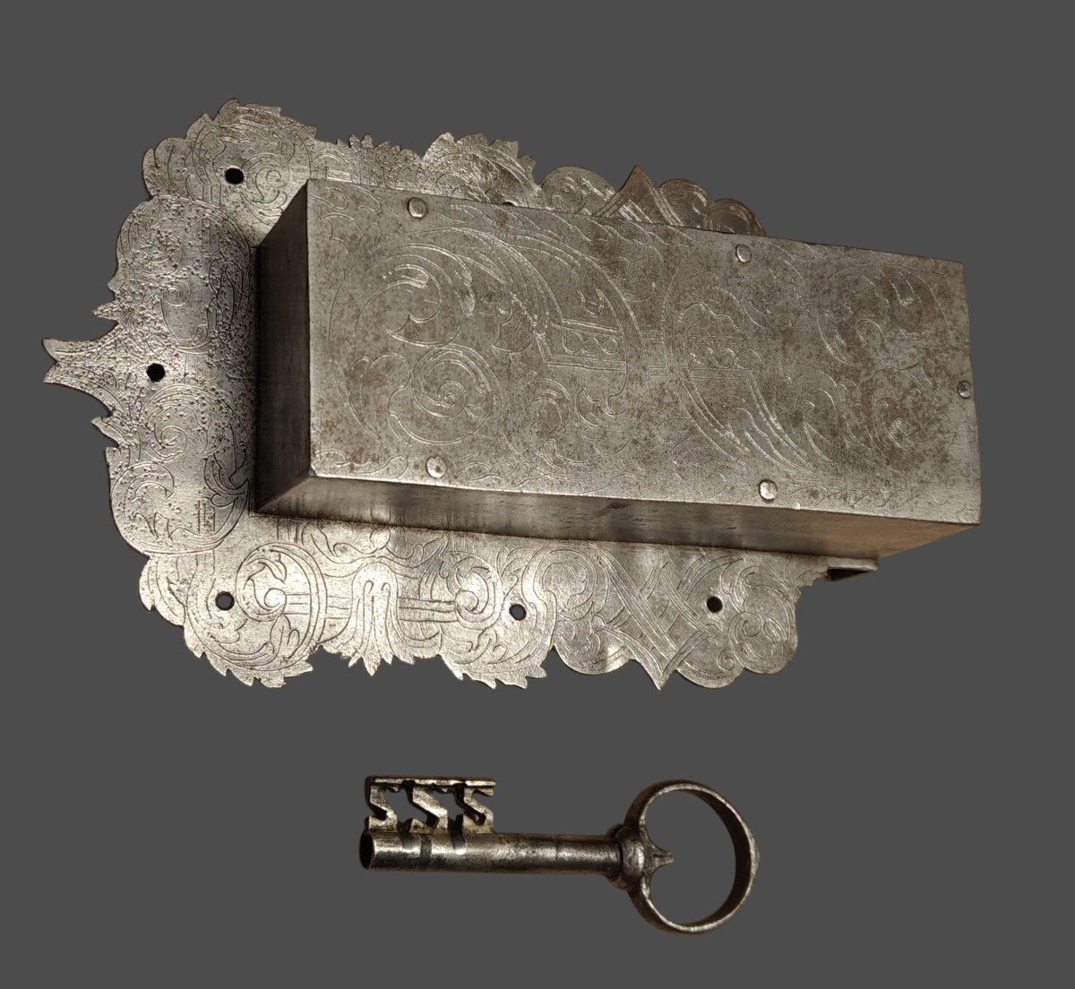 Serratura da mobile in ferro forgiato ed inciso  XVII-XVIII Secolo-photo-1