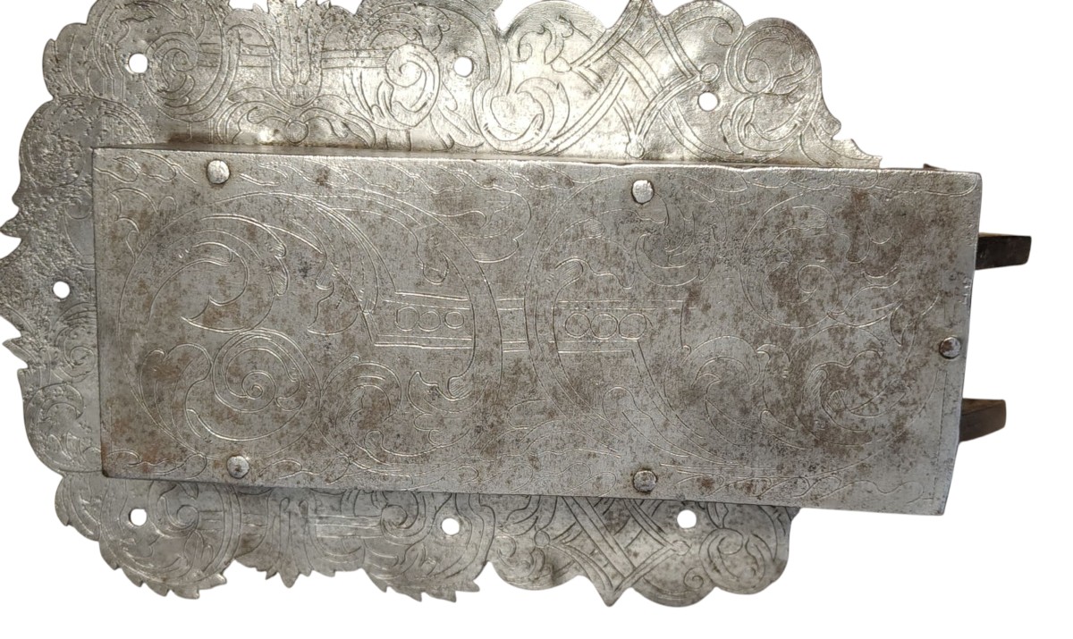 Serratura da mobile in ferro forgiato ed inciso  XVII-XVIII Secolo-photo-6
