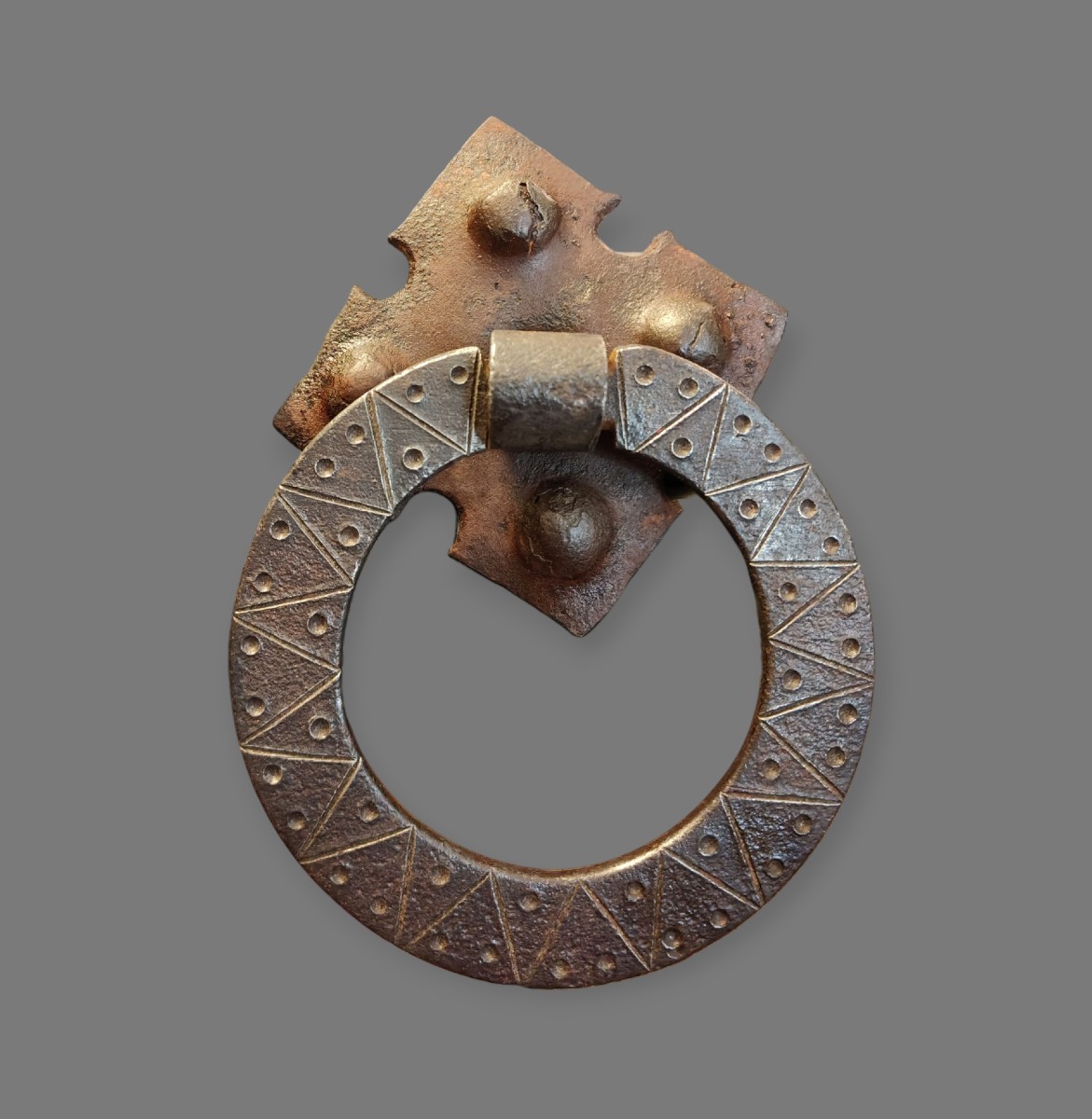 Maniglia rotonda in ferro forgiato ed inciso inizio XVIII secolo
