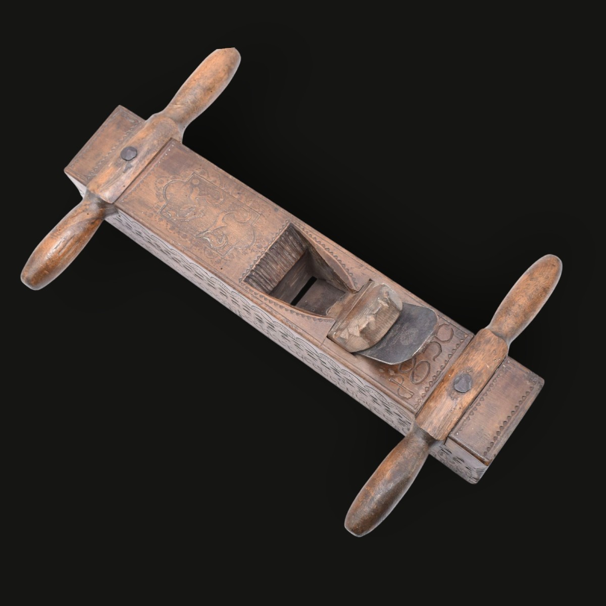 Grande pialla a 4 mani in legno intagliato e datata 1856, alpi austriache