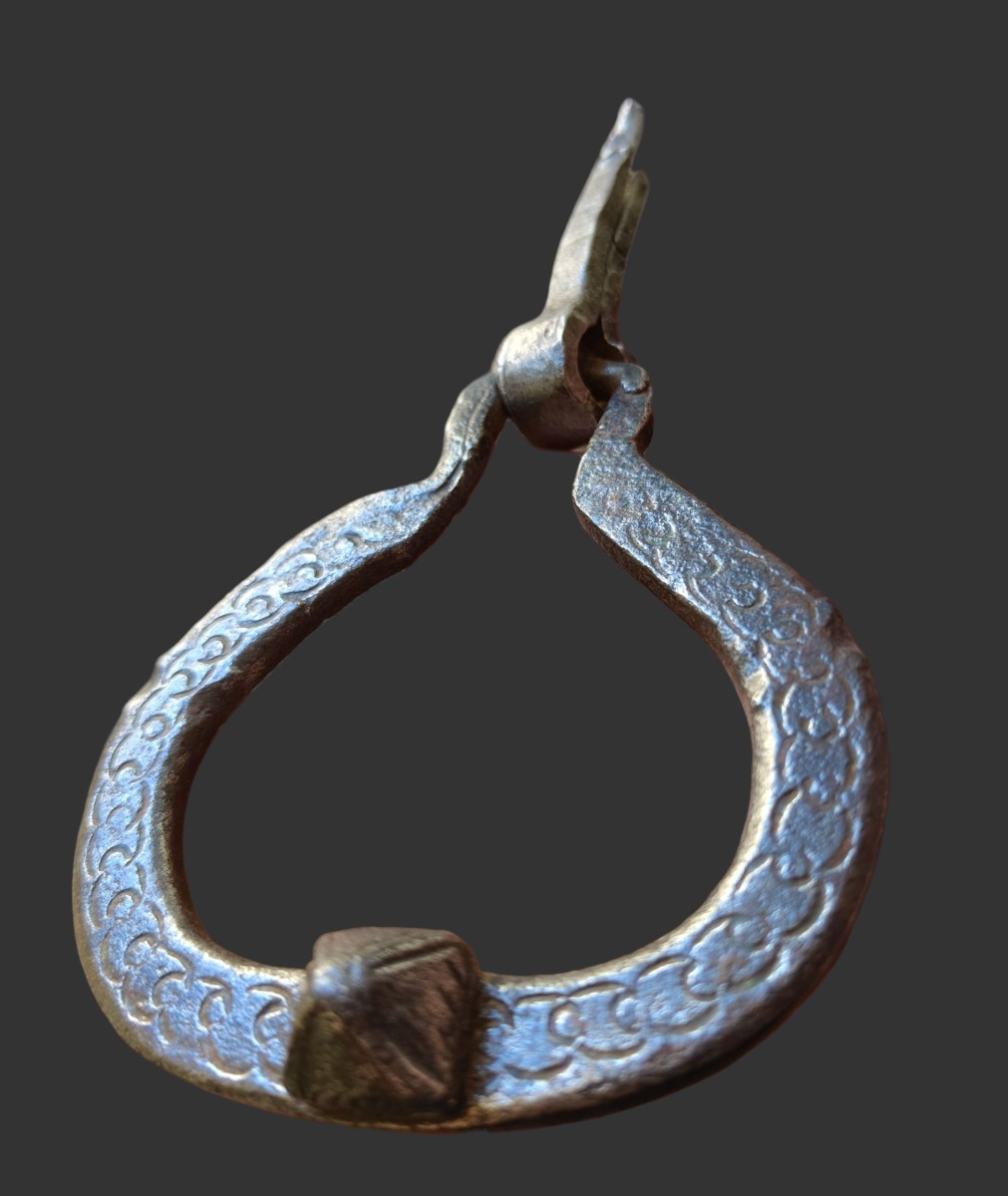Piccola maniglia in ferro forgiato ed inciso XVI- XVII secolo 