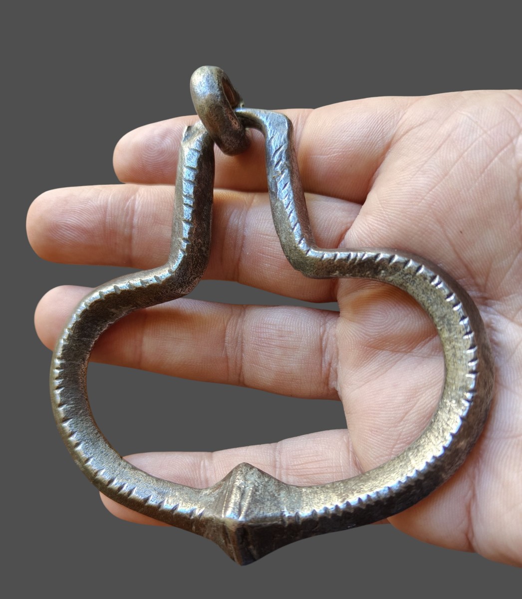 Piccola maniglia in ferro forgiato ed inciso XVII secolo 