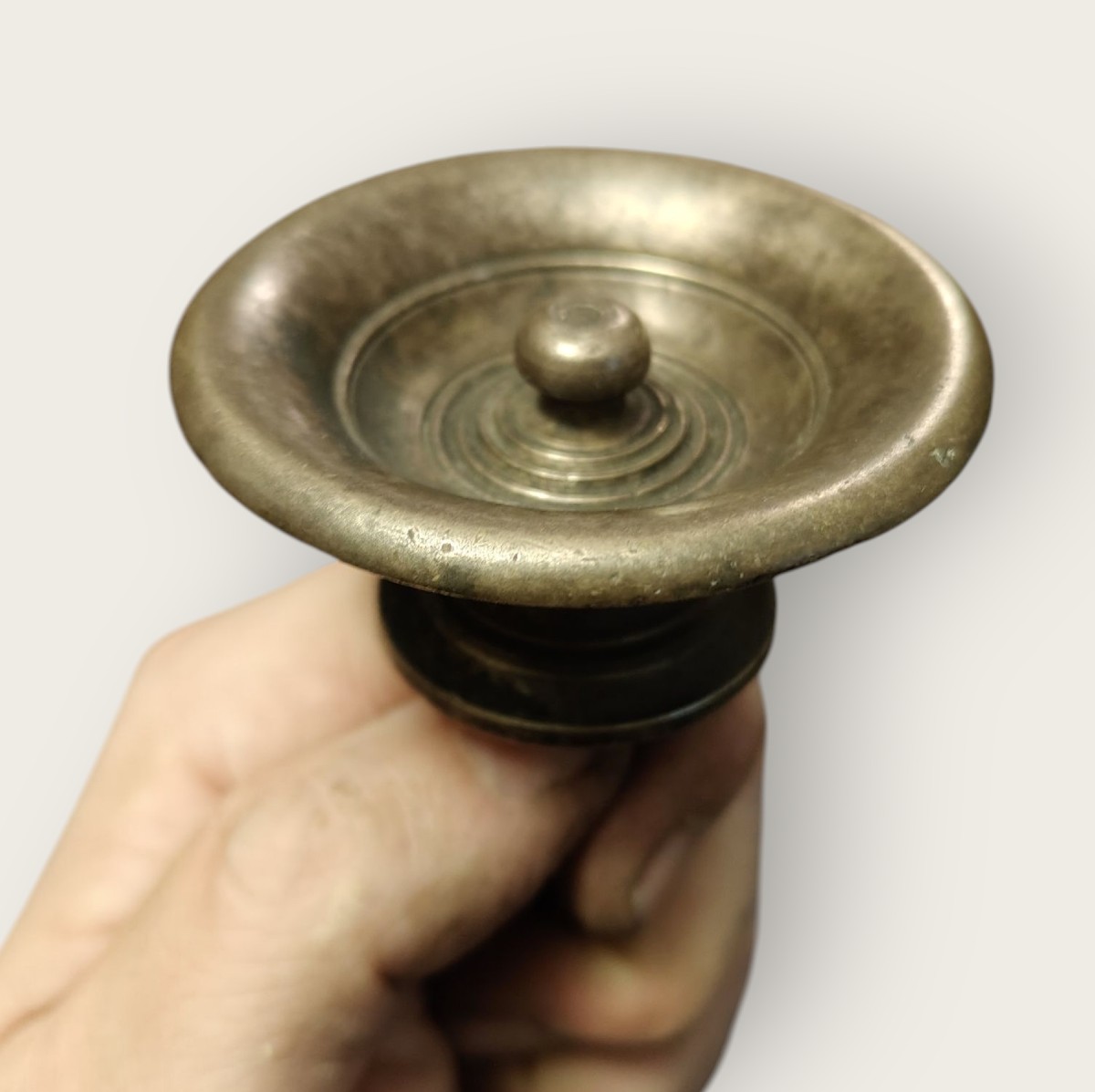 Pomolo in bronzo a tazza per porte o mobili XVIII secolo