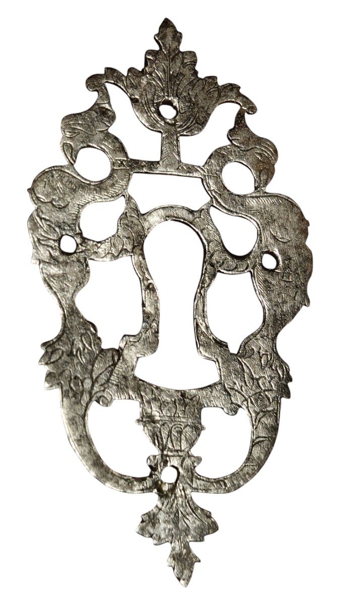 Bocchetta in ferro forgiato traforato ed inciso fine XVII secolo-photo-2