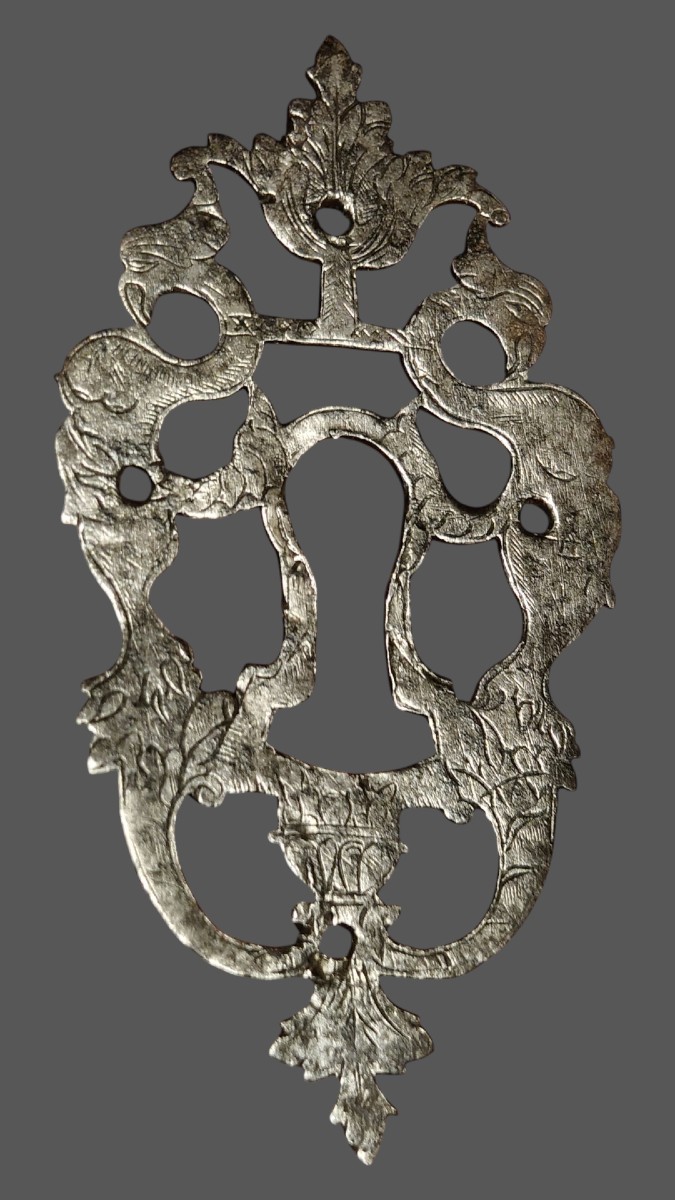 Bocchetta in ferro forgiato traforato ed inciso fine XVII secolo-photo-3