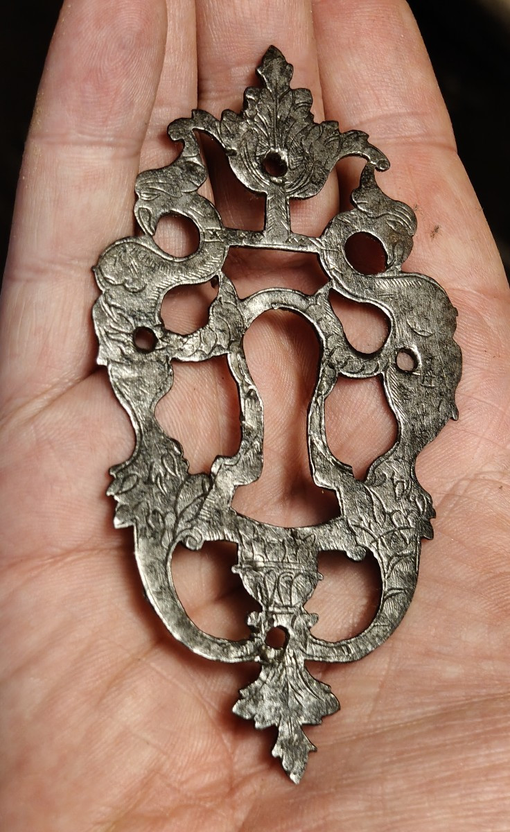 Bocchetta in ferro forgiato traforato ed inciso fine XVII secolo-photo-1