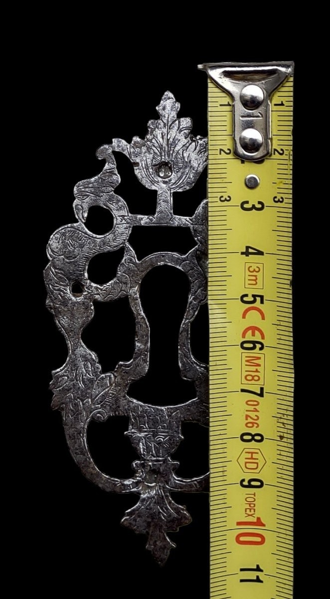 Bocchetta in ferro forgiato traforato ed inciso fine XVII secolo-photo-4