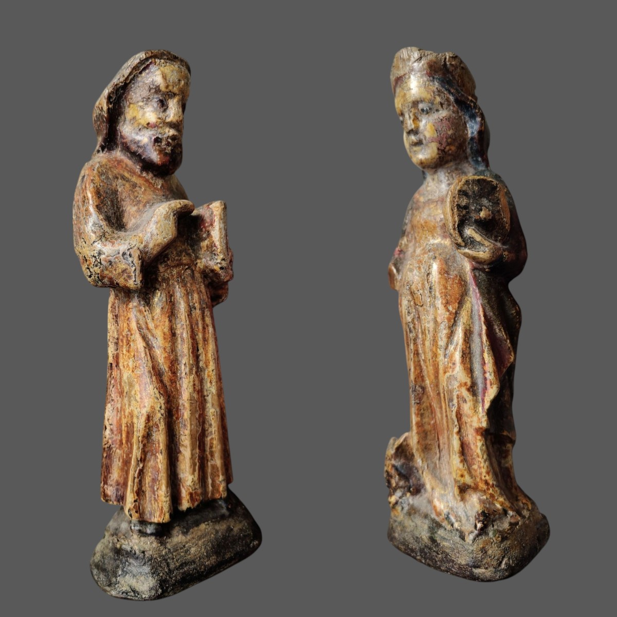 Rara coppia di piccole statue di santi in legno policromo Piemonte XV secolo