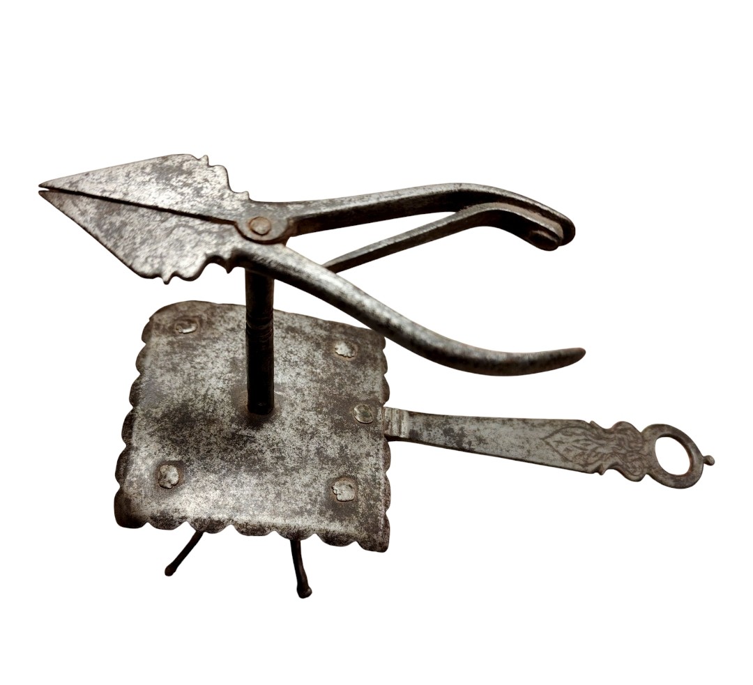 Bel lume a tempo in ferro forgiato ed inciso XVII secolo