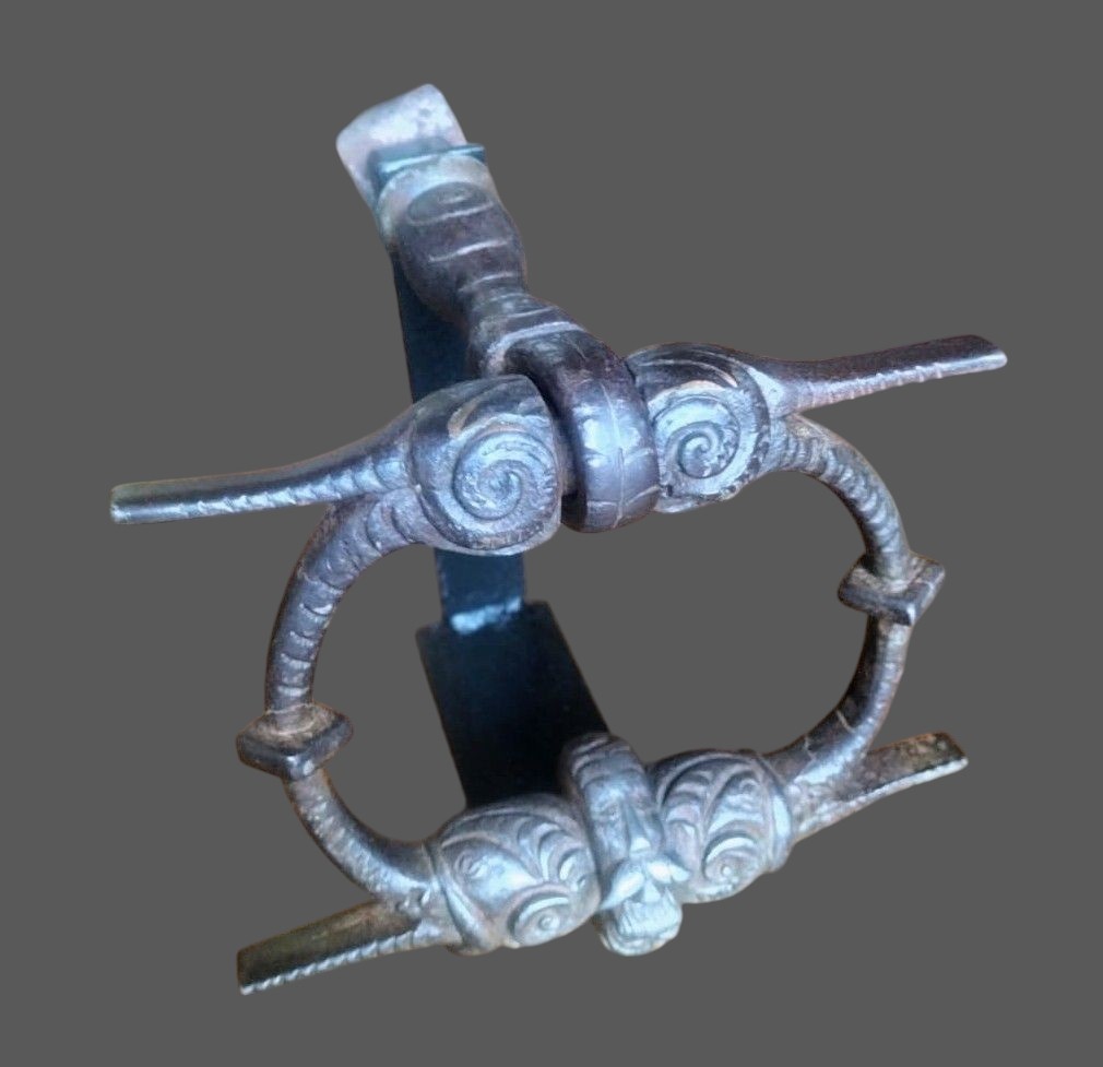 Bel battiporta in ferro forgiato e scolpito con testa d'uomo Alto Adige XVII secolo-photo-3