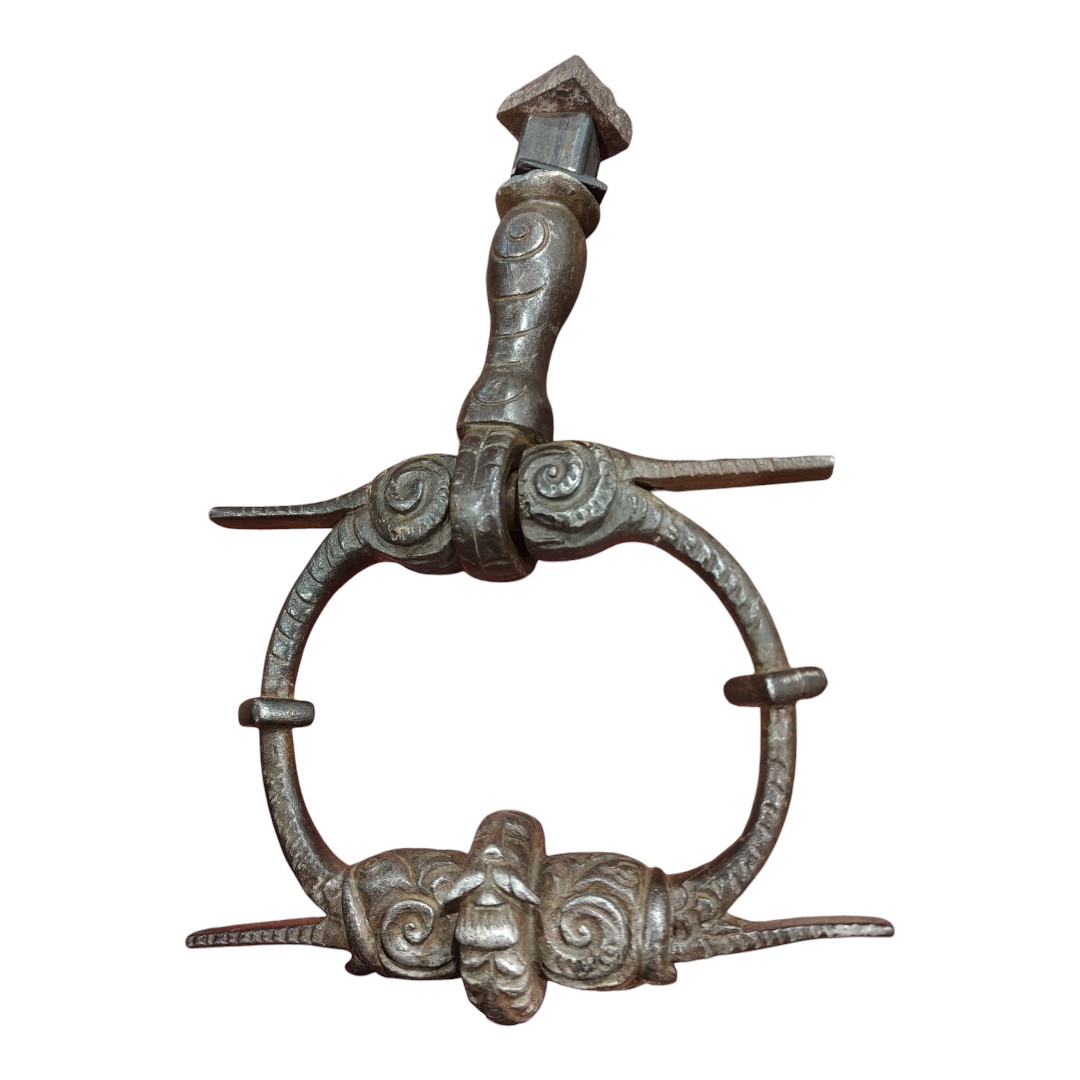 Bel battiporta in ferro forgiato e scolpito con testa d'uomo Alto Adige XVII secolo-photo-3