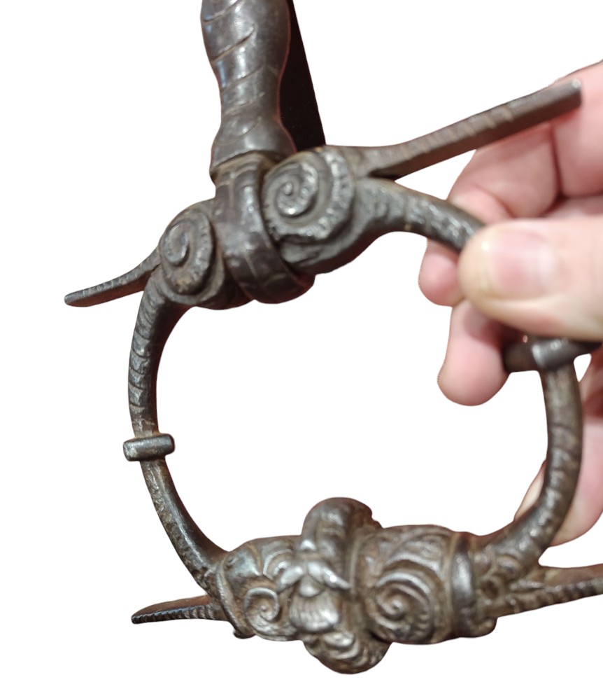 Bel battiporta in ferro forgiato e scolpito con testa d'uomo Alto Adige XVII secolo-photo-4