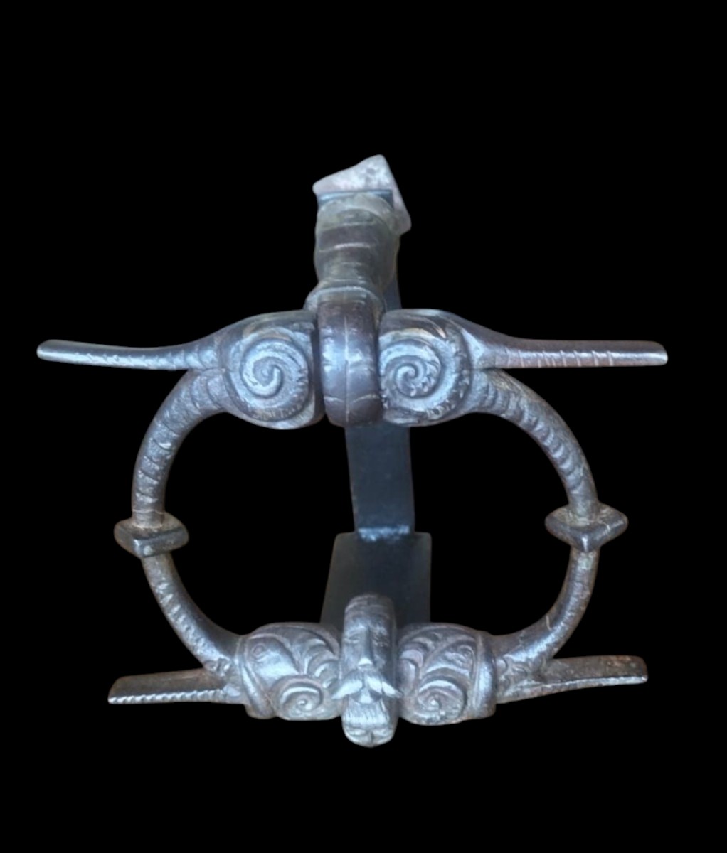 Bel battiporta in ferro forgiato e scolpito con testa d'uomo Alto Adige XVII secolo-photo-1