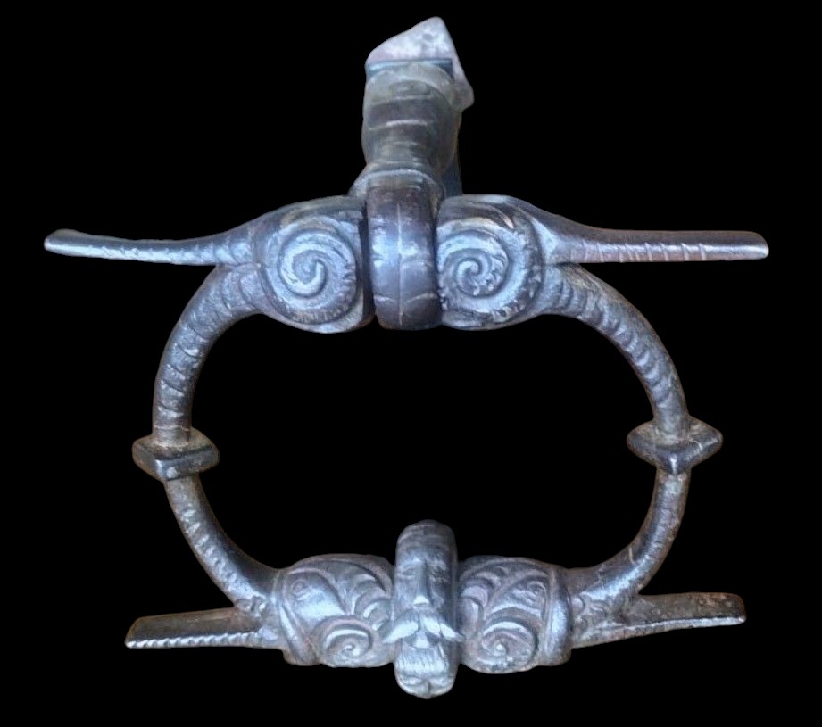 Bel battiporta in ferro forgiato e scolpito con testa d'uomo Alto Adige XVII secolo