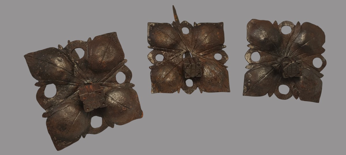 3 Grandi chiodi in ferro forgiato, inciso e sbalzato XVII-XVIII secolo-photo-2