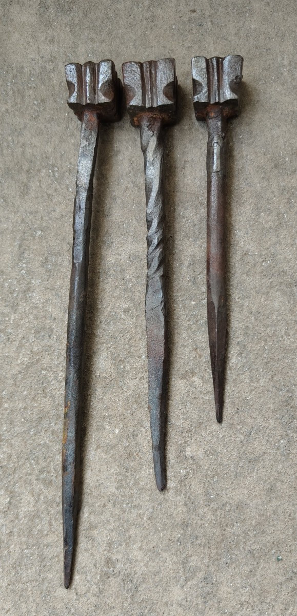3 Grandi chiodi in ferro forgiato, inciso e sbalzato XVII-XVIII secolo-photo-1