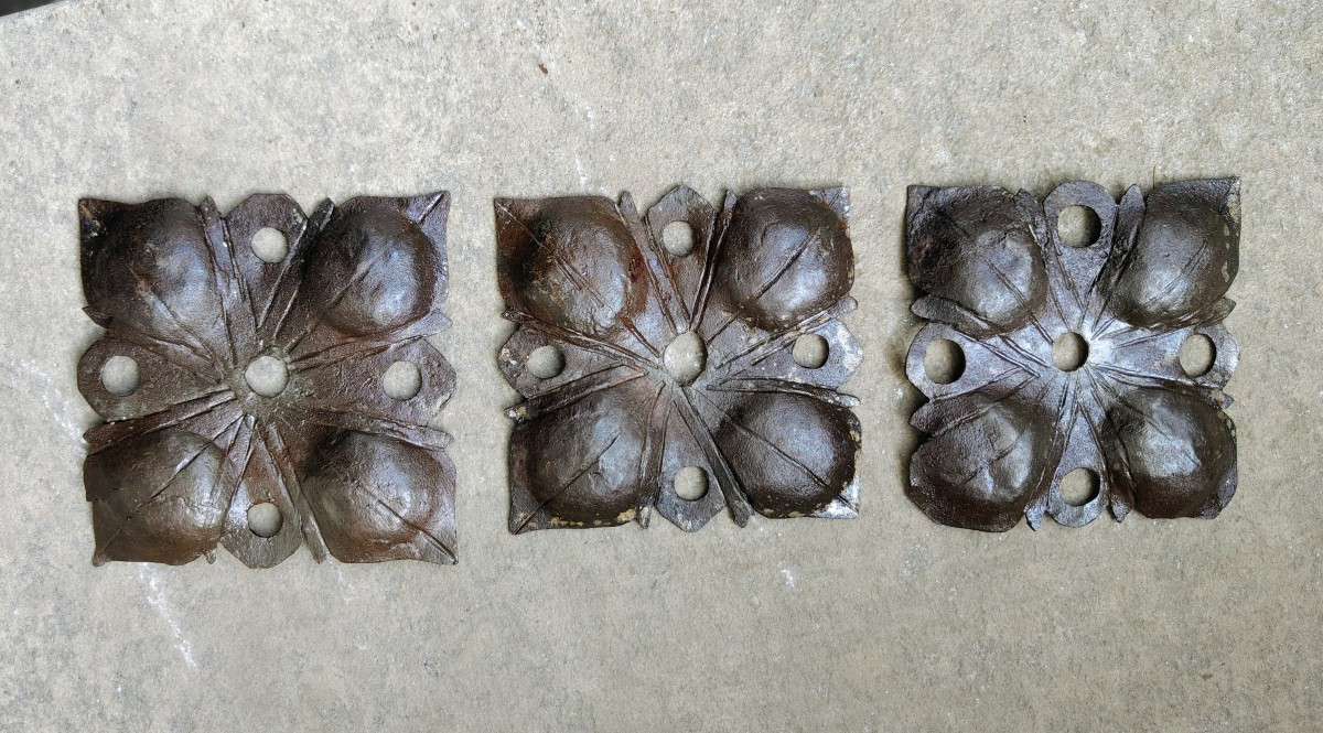 3 Grandi chiodi in ferro forgiato, inciso e sbalzato XVII-XVIII secolo-photo-3