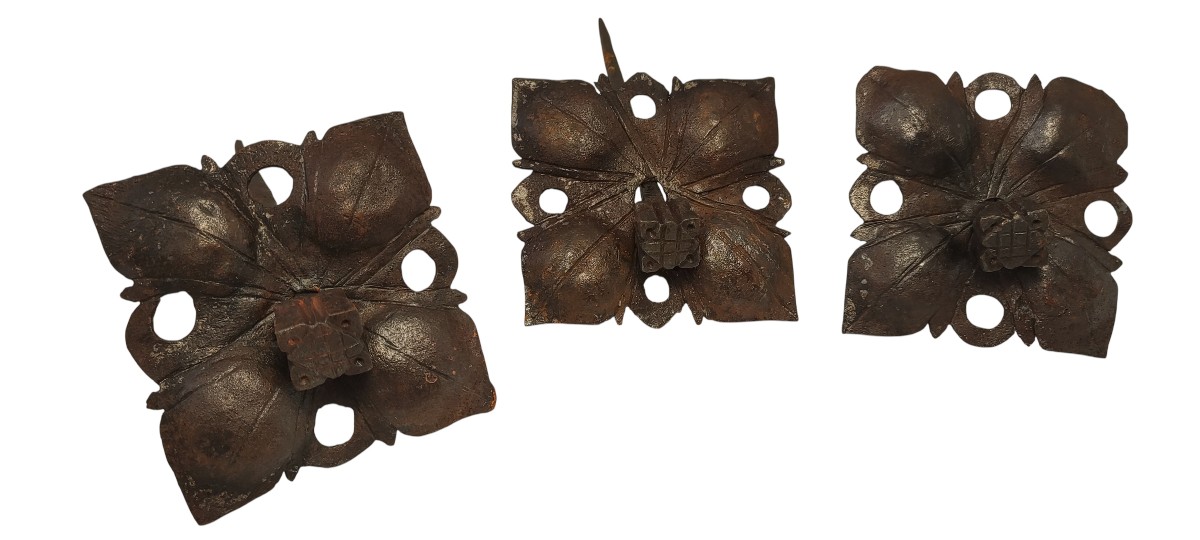 3 Grandi chiodi in ferro forgiato, inciso e sbalzato XVII-XVIII secolo