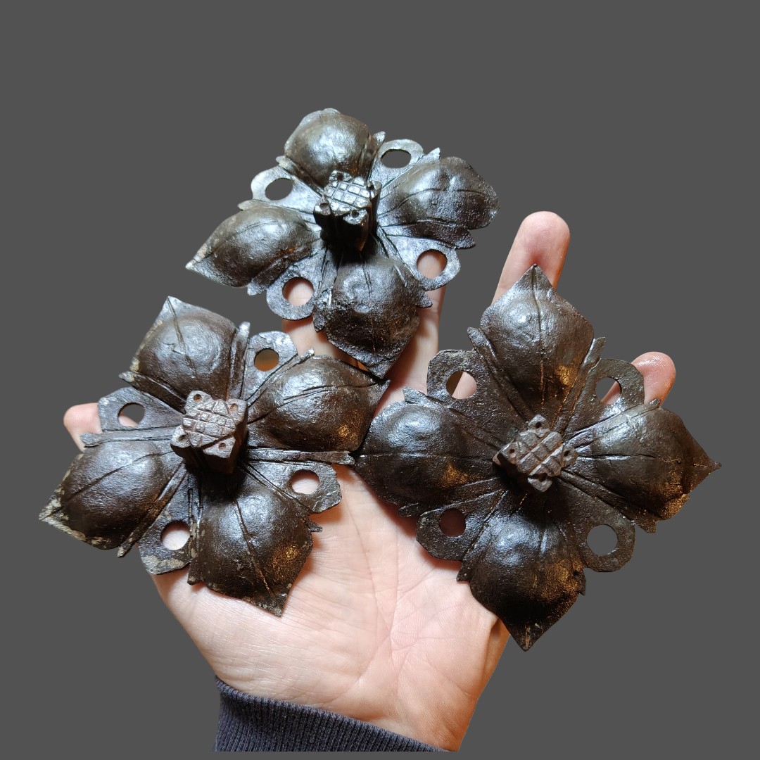 3 Grandi chiodi in ferro forgiato, inciso e sbalzato XVII-XVIII secolo