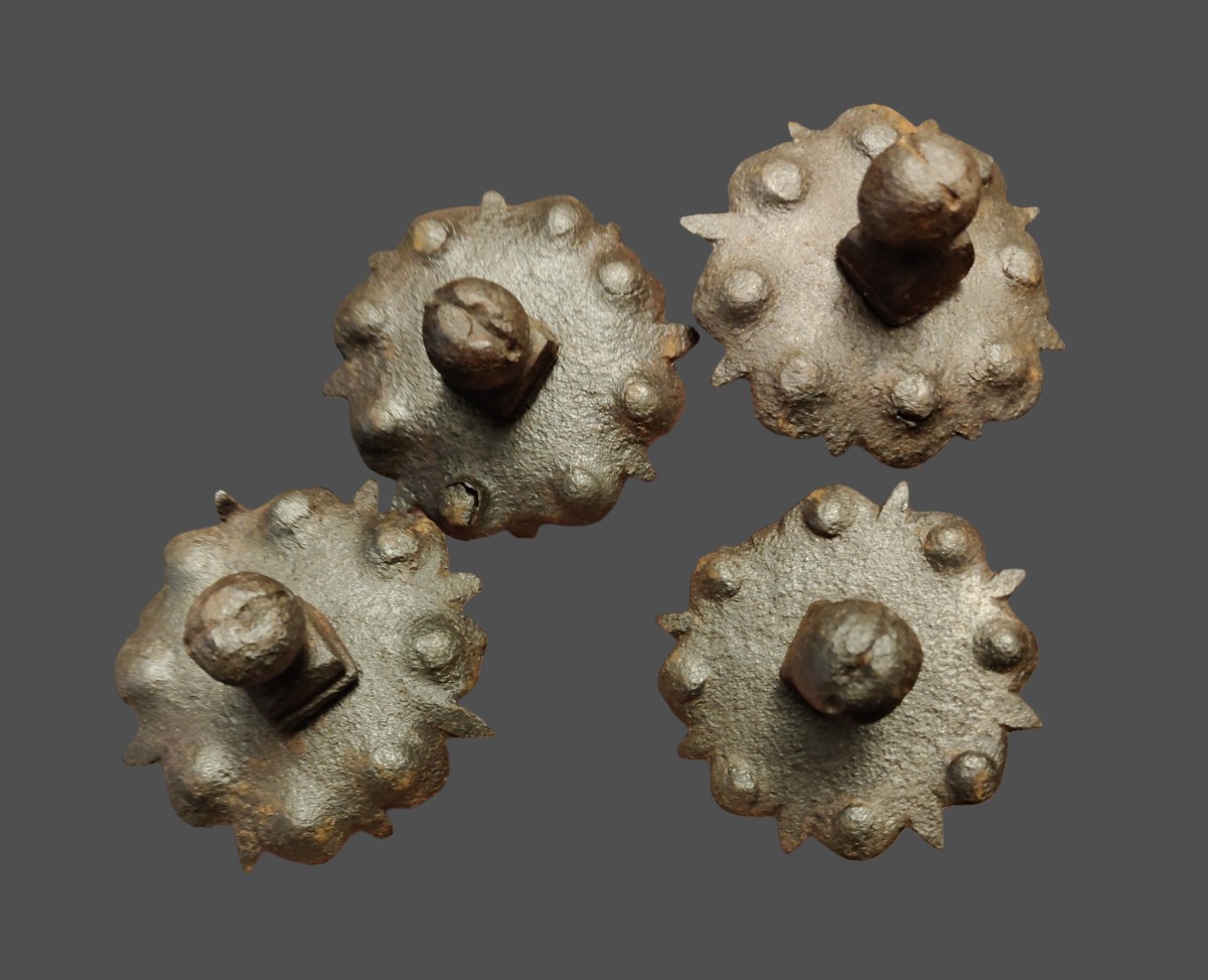 4 Chiodi in ferro forgiato con piastre sbalzate XVI-XVII secolo-photo-3