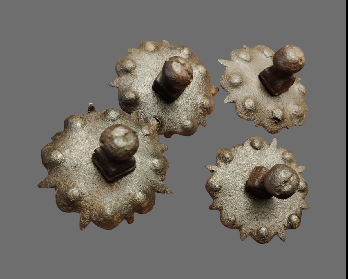 4 Chiodi in ferro forgiato con piastre sbalzate XVI-XVII secolo-photo-4