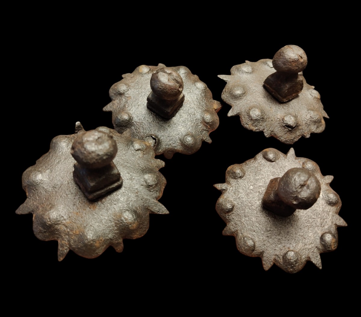 4 Chiodi in ferro forgiato con piastre sbalzate XVI-XVII secolo-photo-2