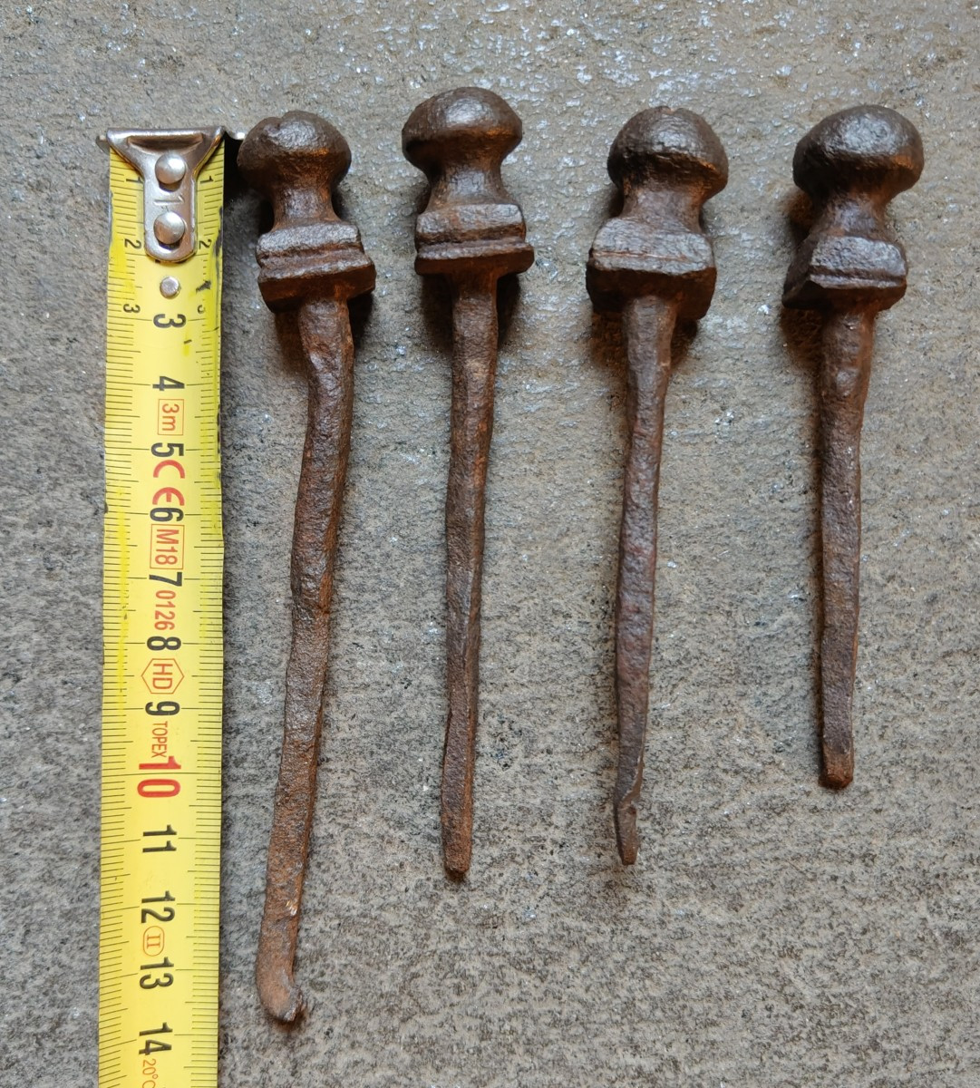 4 Chiodi in ferro forgiato con piastre sbalzate XVI-XVII secolo-photo-3