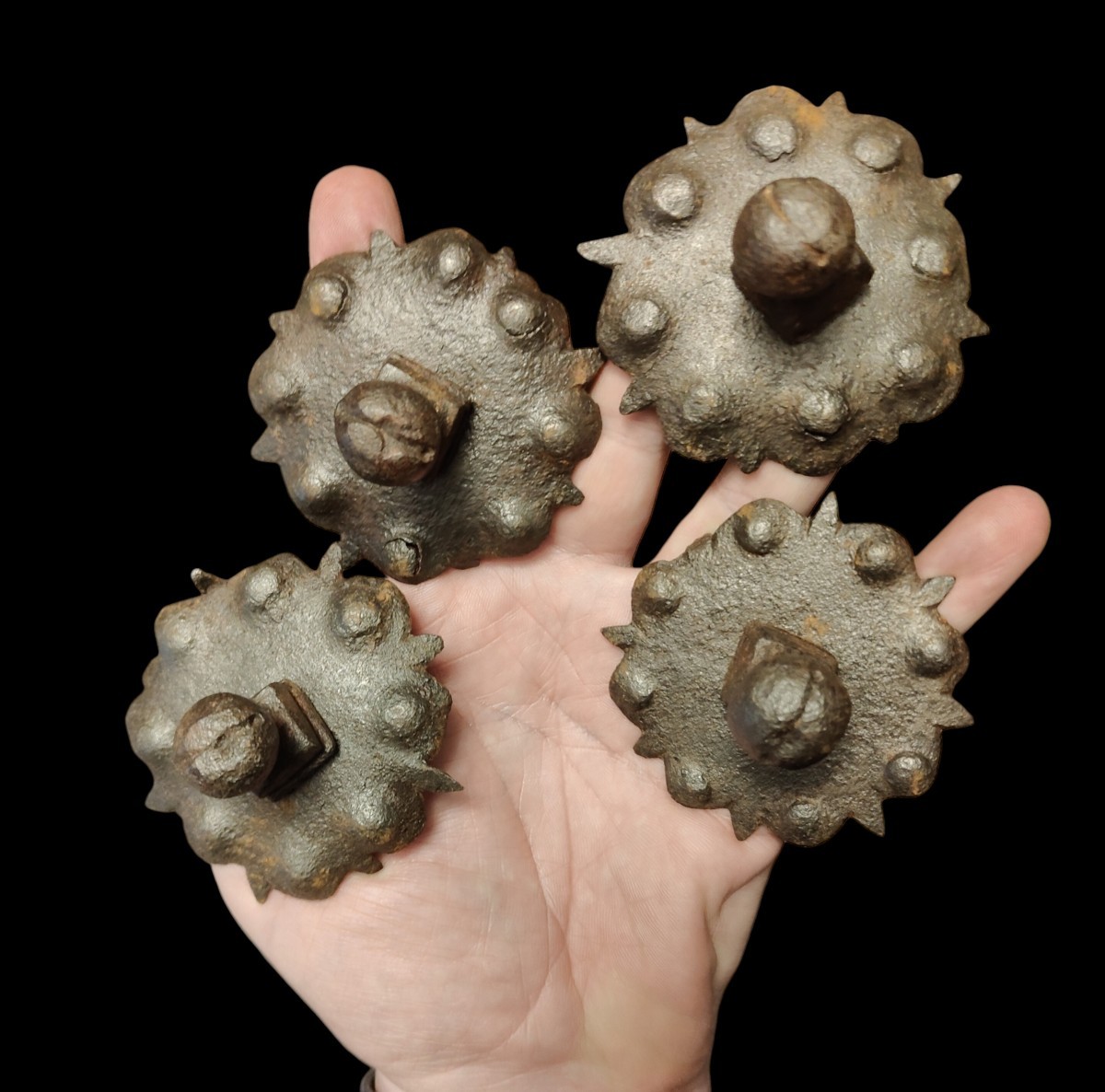 4 Chiodi in ferro forgiato con piastre sbalzate XVI-XVII secolo-photo-1