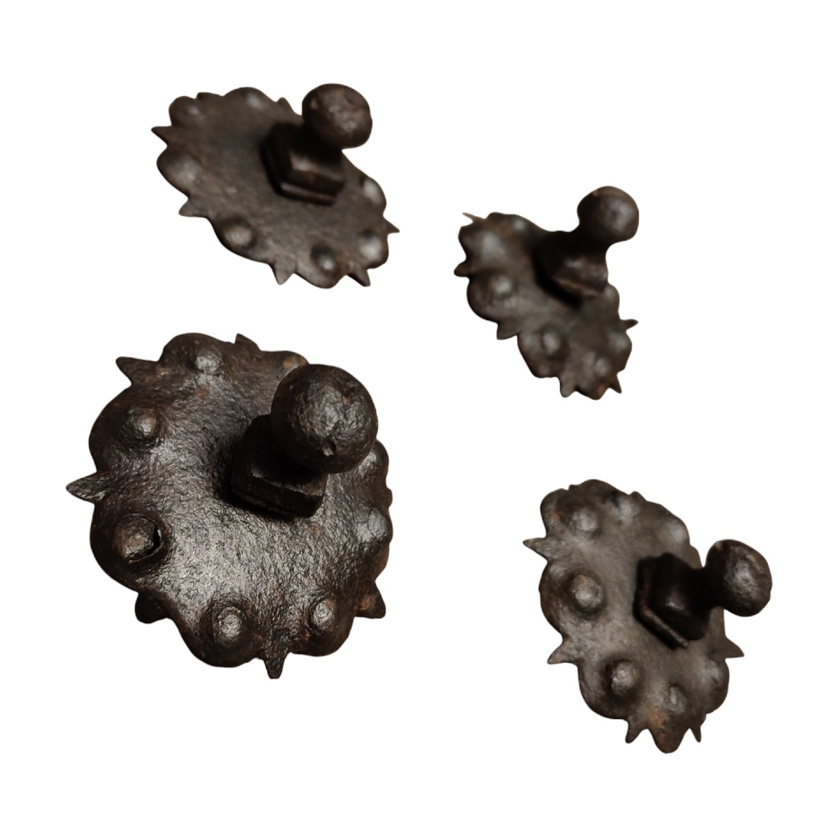 4 Chiodi in ferro forgiato con piastre sbalzate XVI-XVII secolo-photo-5