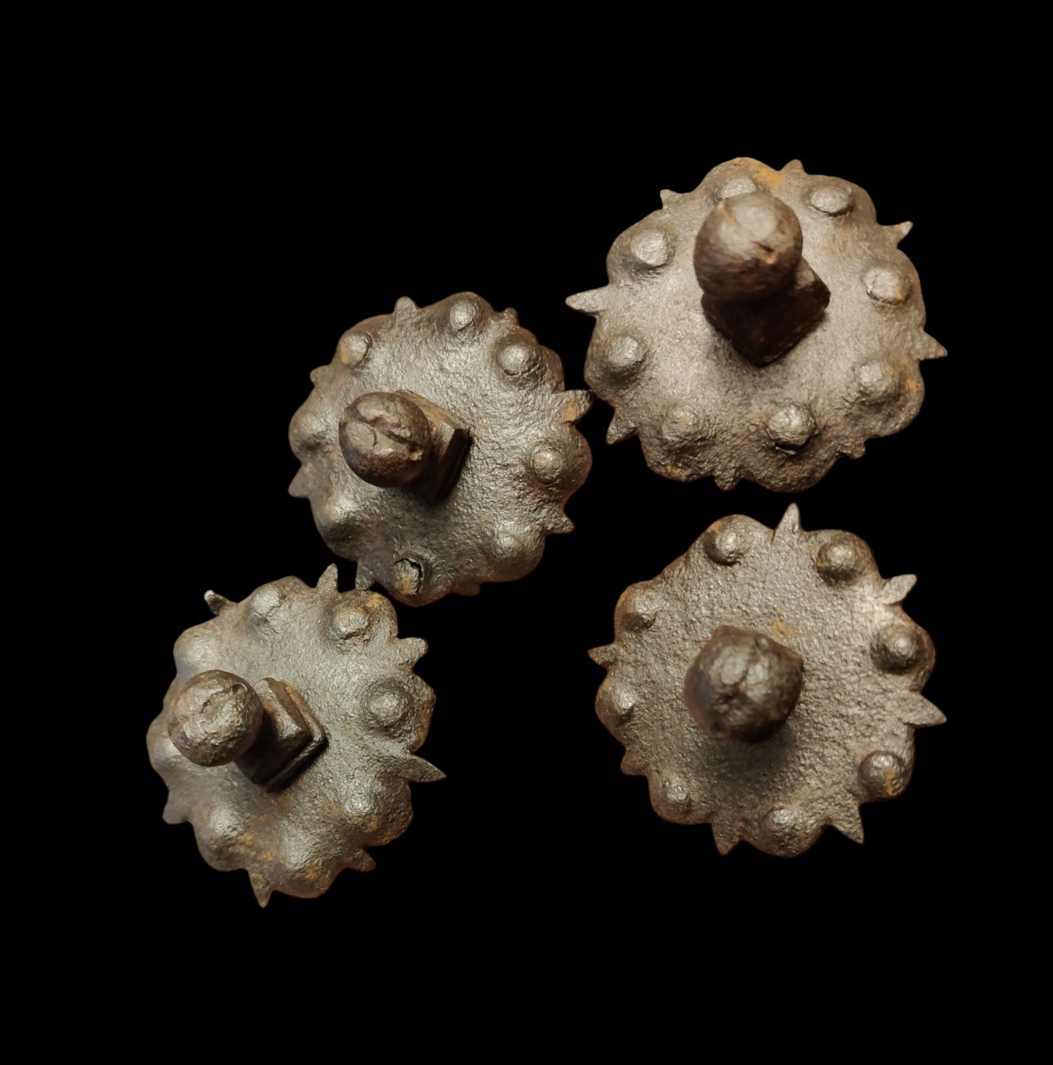 4 Chiodi in ferro forgiato con piastre sbalzate XVI-XVII secolo