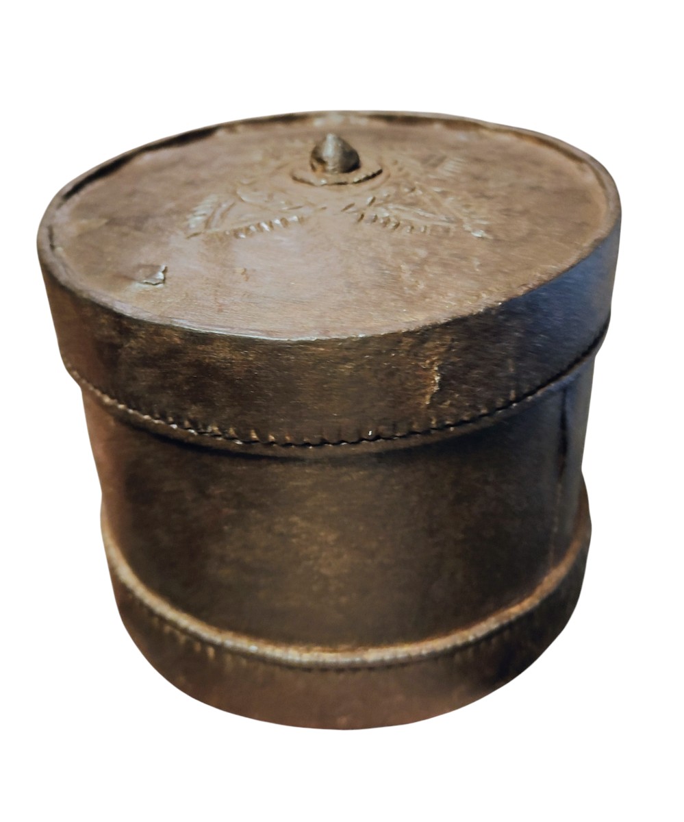 Curiosa scatola rotonda in ferro forgiato ed inciso con chiusura inusuale-photo-2