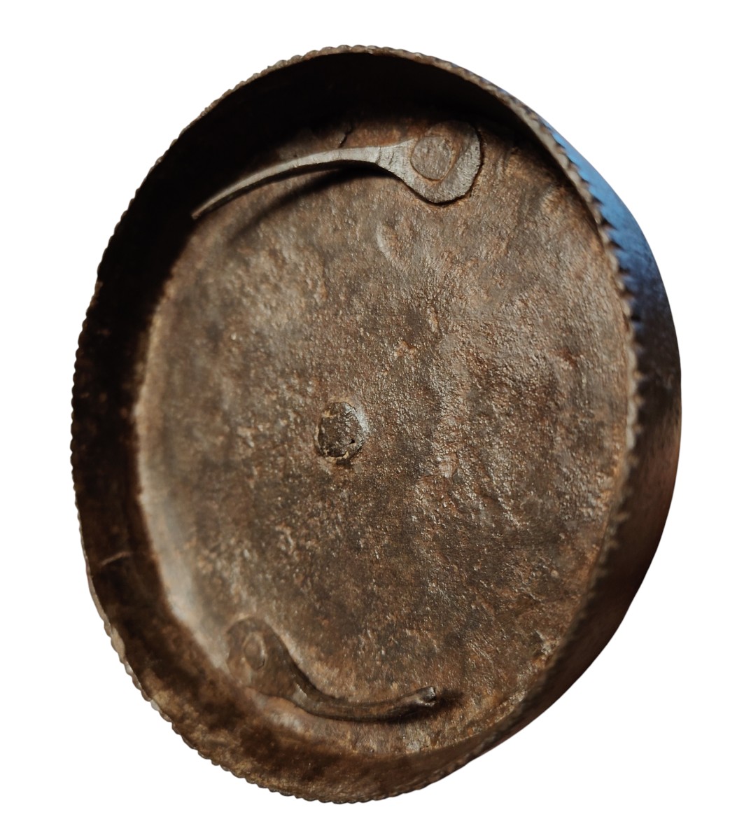 Curiosa scatola rotonda in ferro forgiato ed inciso con chiusura inusuale-photo-4