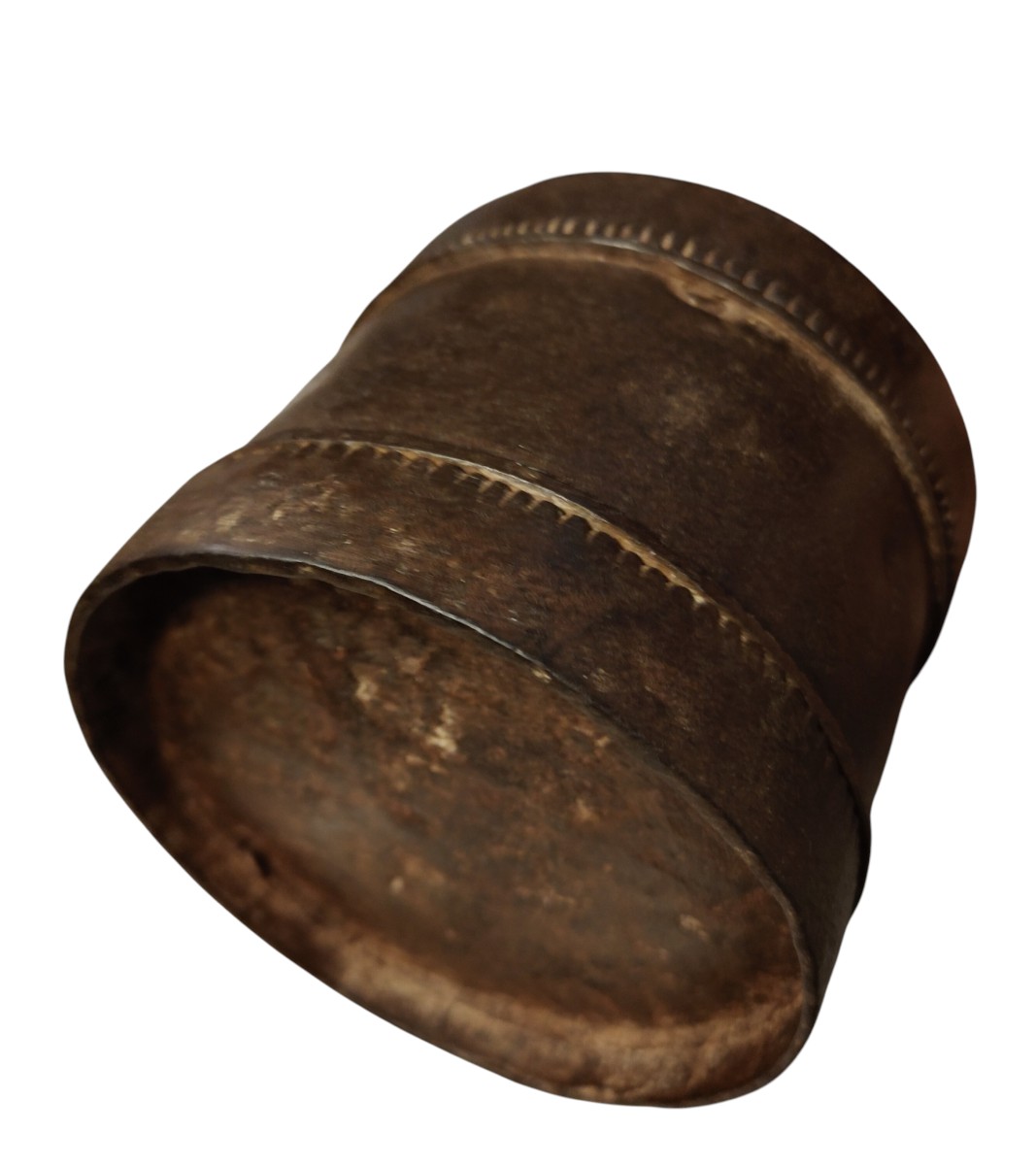 Curiosa scatola rotonda in ferro forgiato ed inciso con chiusura inusuale-photo-4