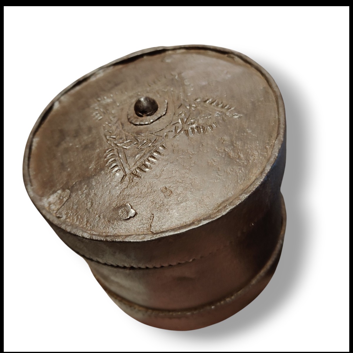 Curiosa scatola rotonda in ferro forgiato ed inciso con chiusura inusuale-photo-6